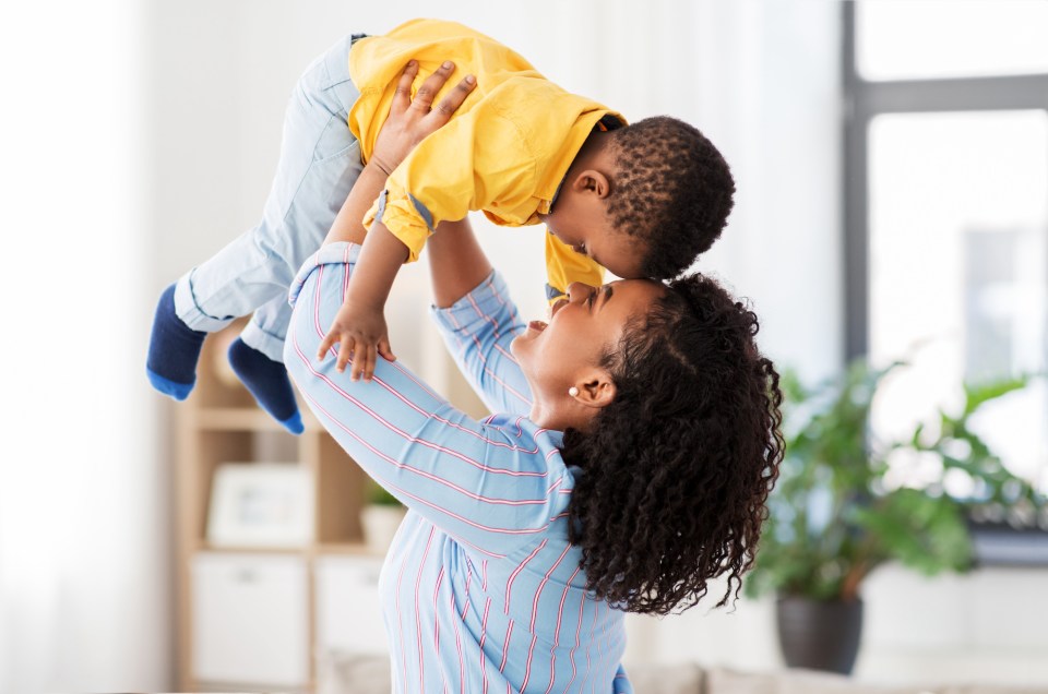 How to date single parents: the pros and cons Single mom with son in how to date a single parent article