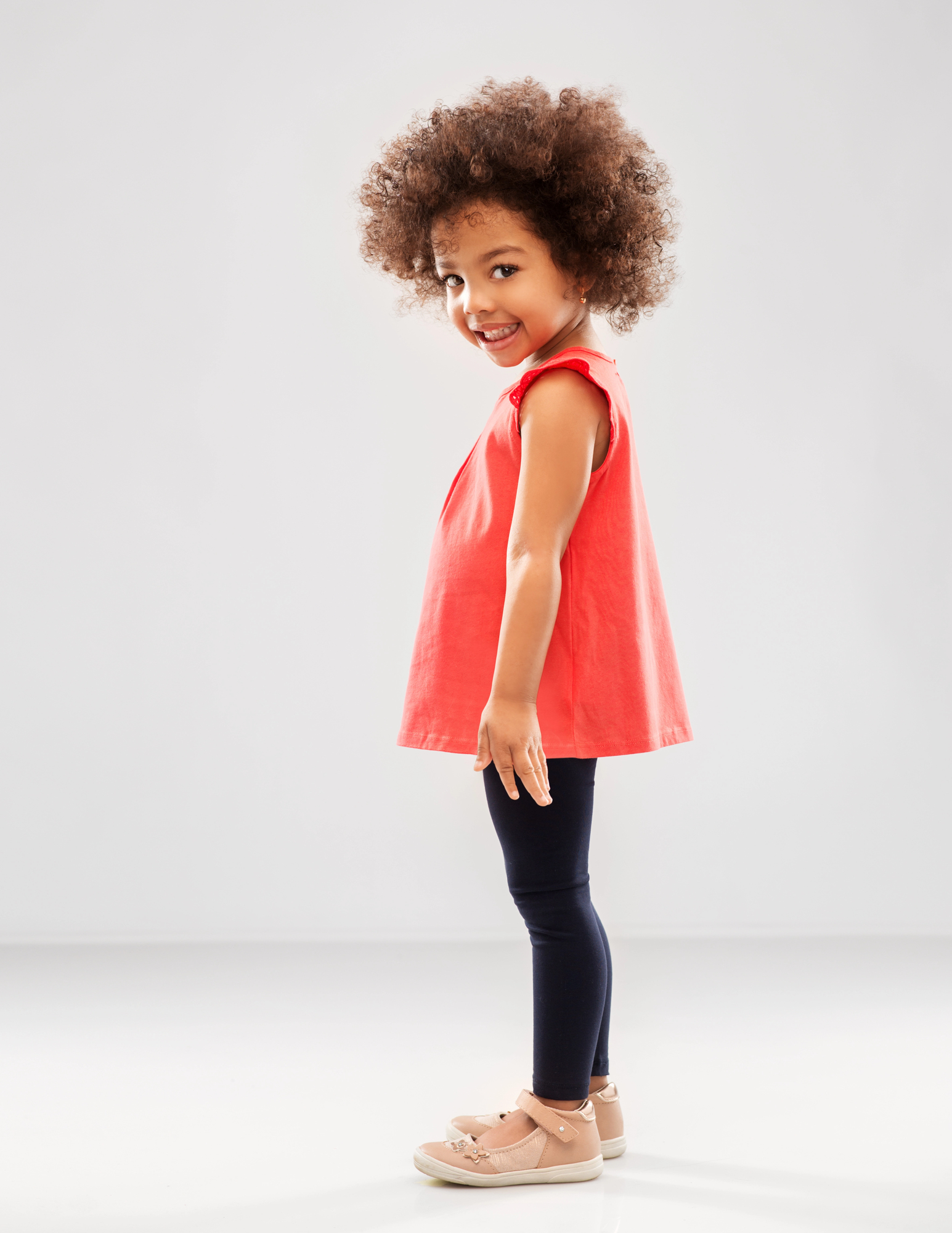 9 tips to improve your child’s posture A photo showing an african american child's posture.