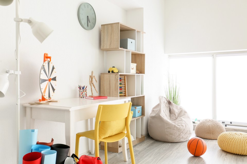 How to create a positive learning environment at home A positive learning environment for a student in their bedroom at their home.