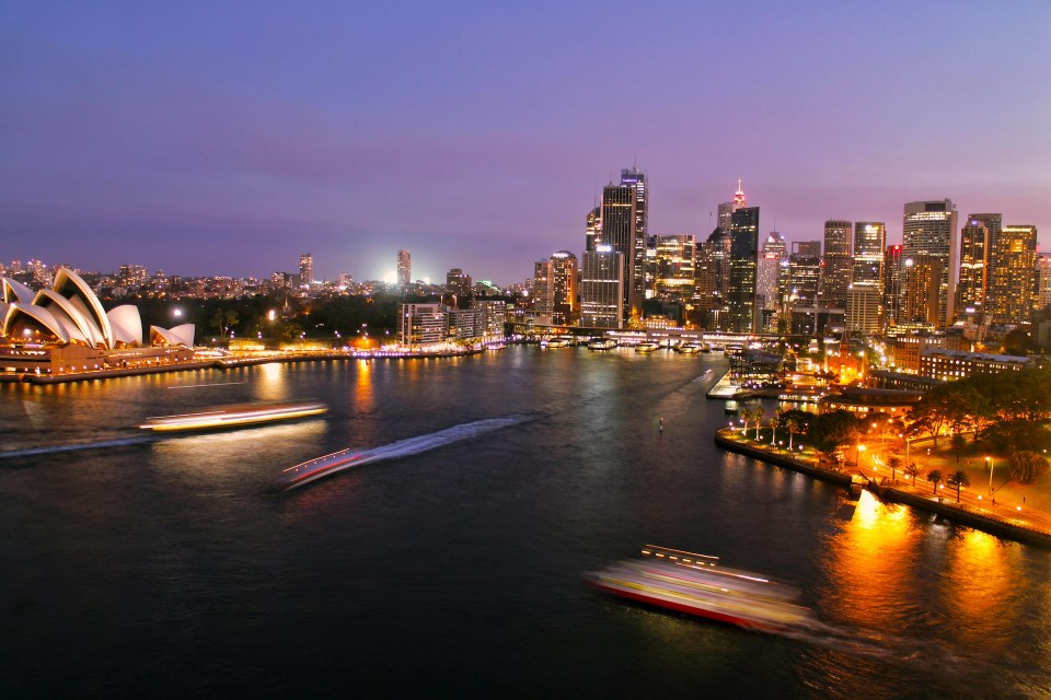 10 breathtaking family-friendly travel destinations worldwide Sydney opera house and harbor, popular family travel destination in australia.