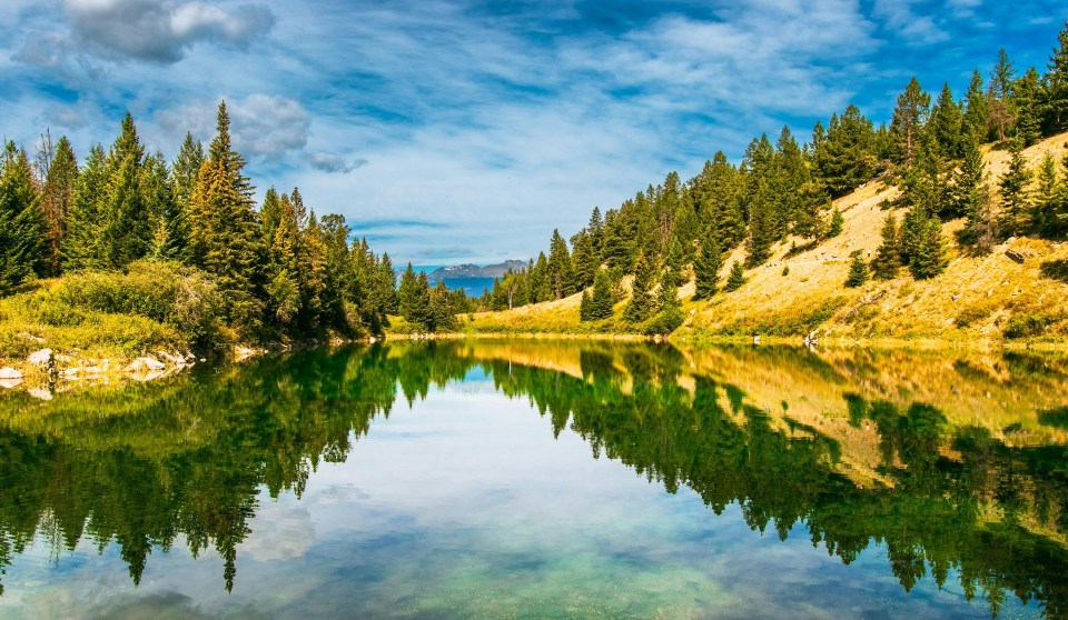 10 breathtaking family-friendly travel destinations worldwide Breathtaking view of mountains and river in the canadian rockies, ideal for family adventures.