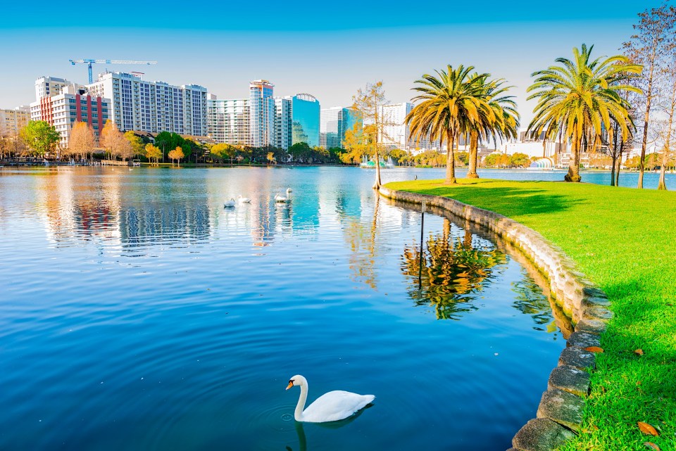10 breathtaking family-friendly travel destinations worldwide Scenic lake view outside an orlando resort, a top destination for family vacations.