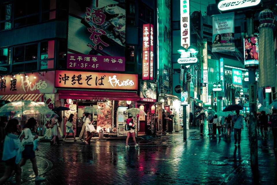 10 breathtaking family-friendly travel destinations worldwide Family enjoying a stroll through tokyo, showcasing vibrant city life and iconic japanese architecture.